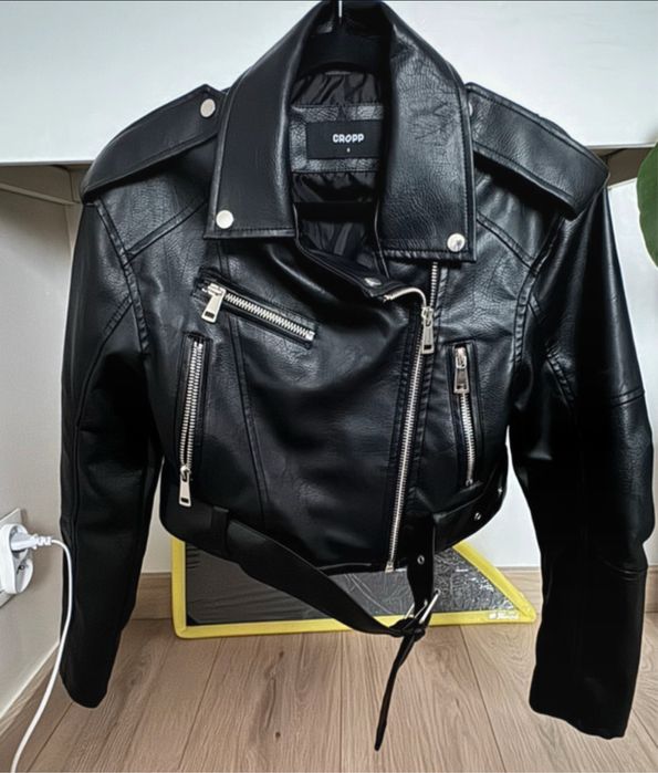 Czarna krotka  romaneska Cropp S