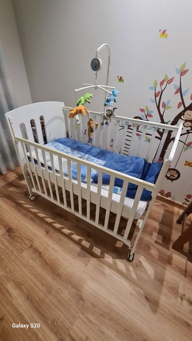 Cama de bebé com colchão