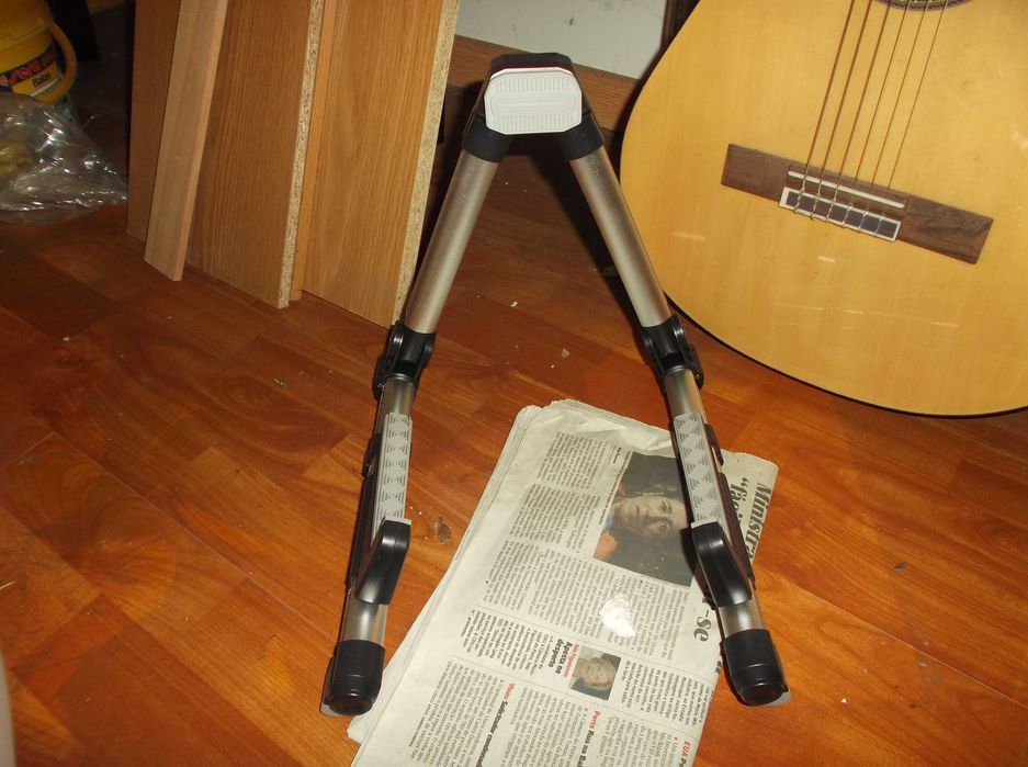 viola nova com suporte e com aparelho para afinação de cordas