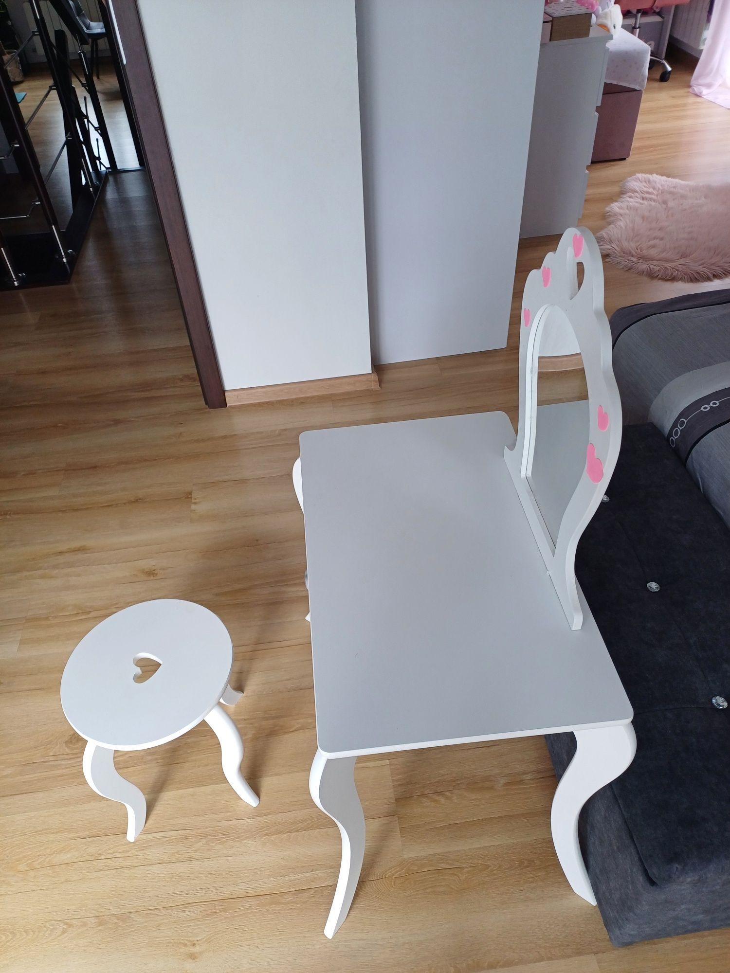Toaletka dziecięce z lustrem i krzesłem
