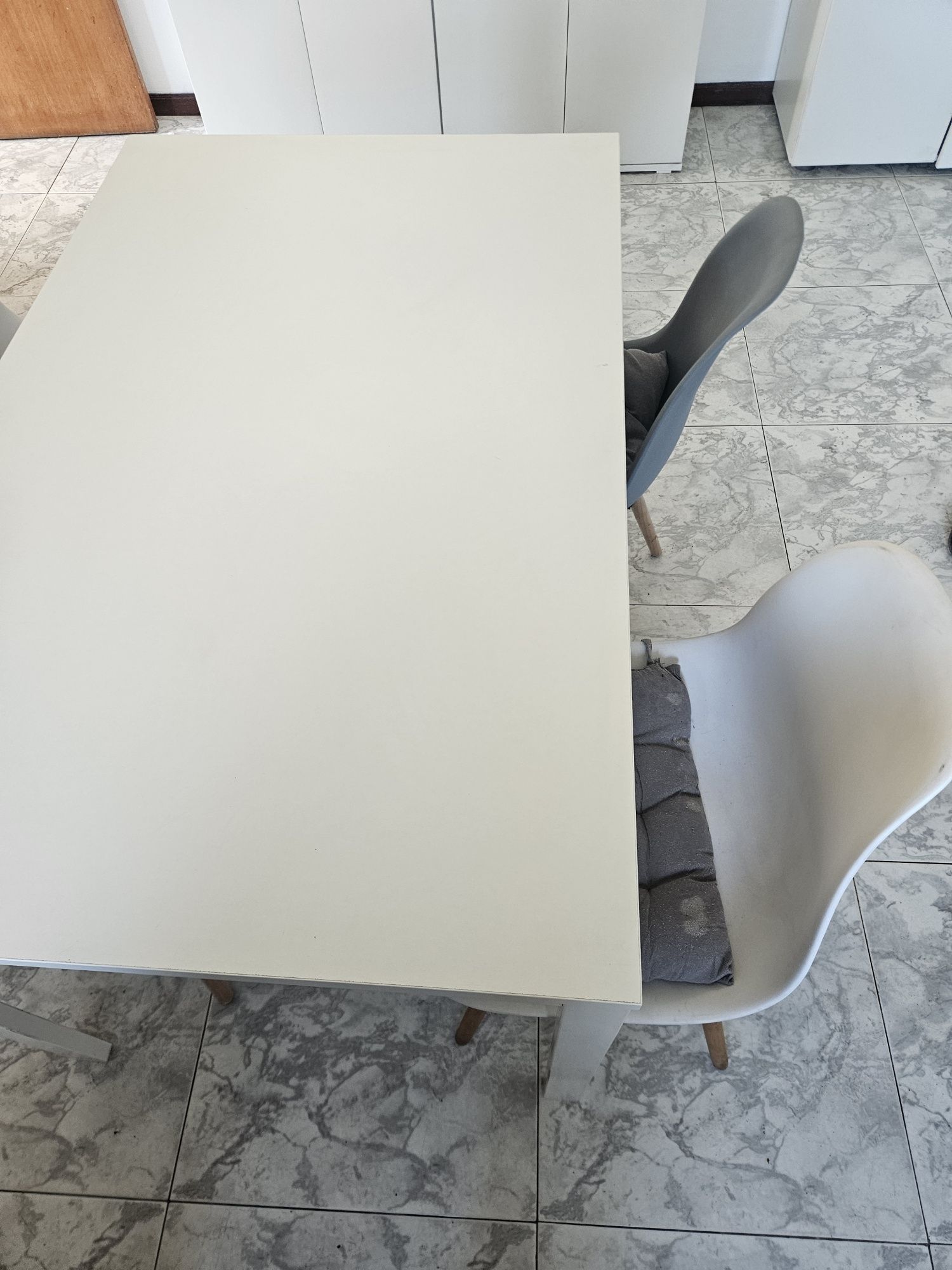Mesa de cozinha extensível e cadeiras