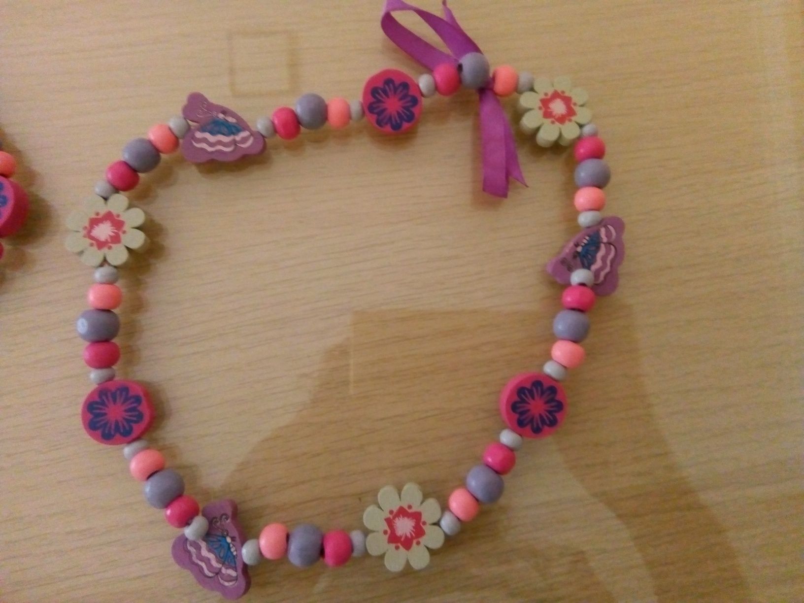 Conjunto de colar e pulseiras de menina