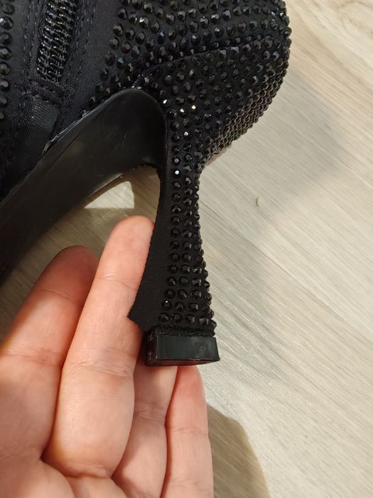 Buty na obcasie z kryształkami