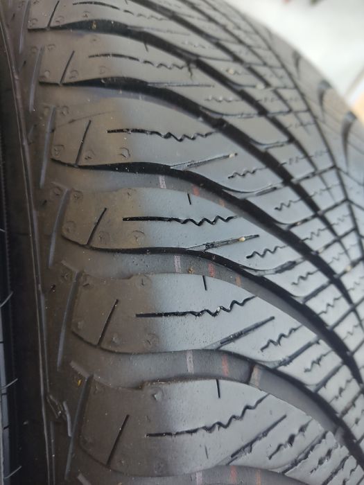 Шини 215/50/17 Goodyear Vector 4 seasons