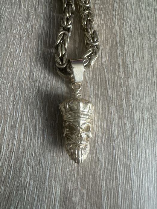 Piekna zlota czaszka na groby lancuch