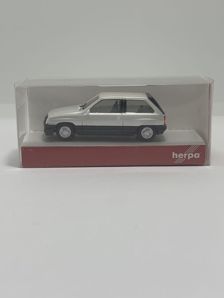 Opel Corsa SR da Herpa escala 1/87