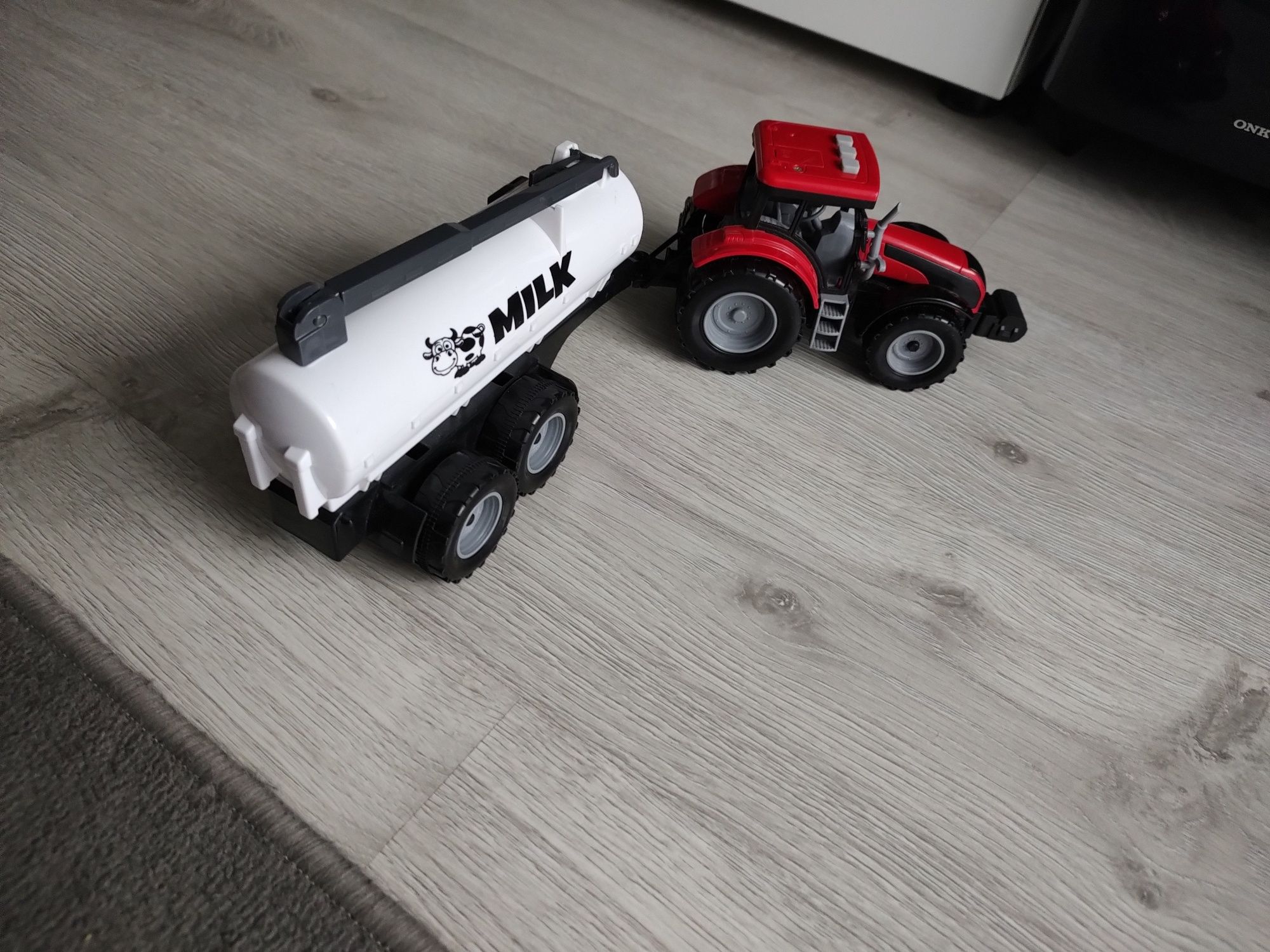 Traktor z przyczepą oraz napędem frykcyjnym