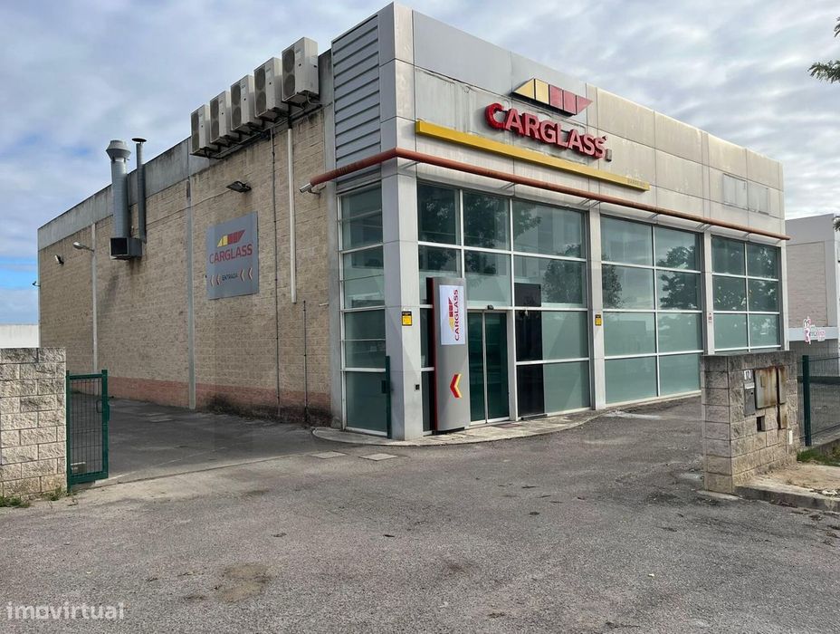 Armazém de 551m2 com loja e negócio em terreno de 1.100m2, Barreiro, S