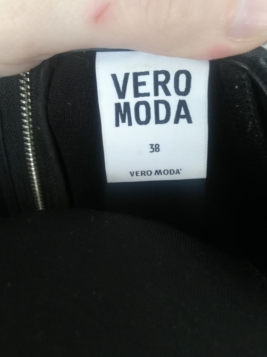 Elegancka czarna sukienka ze wstawkami ze skóry Vero Moda r. 38