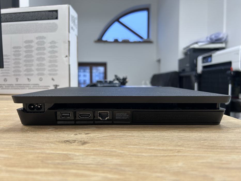 Продам Playstation 4 Slim 7000 грн.