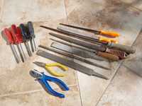 Zestaw narzędzi: pilniki warsztatowe, śrubokręty, szczypce