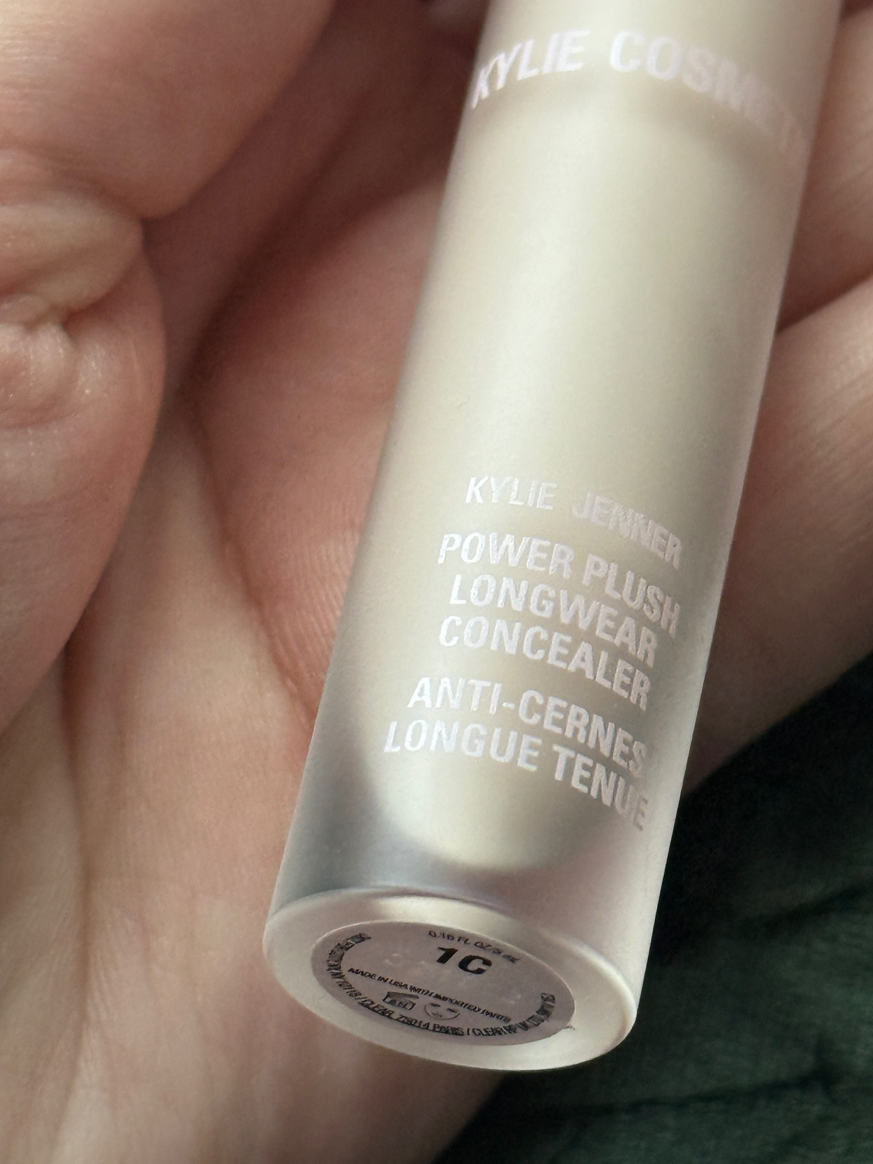 Korektor Kylie Cosmetics - Power Plush Concealer 1C