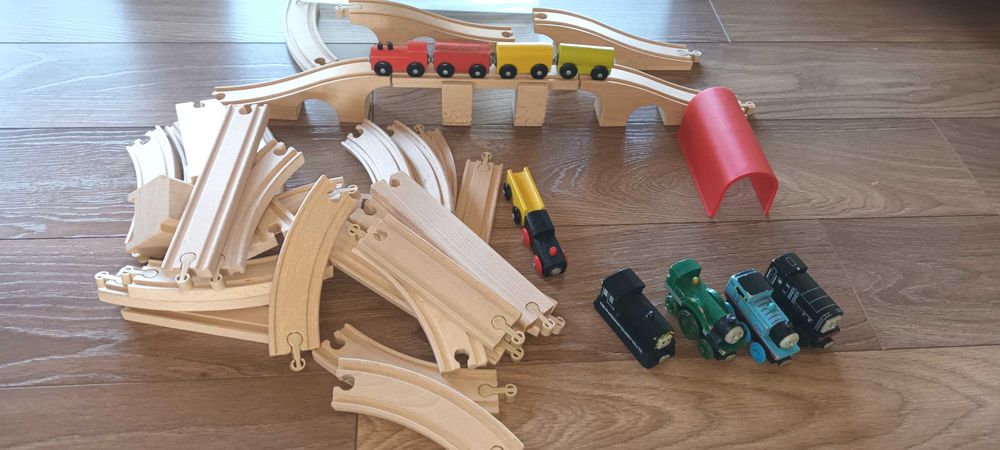 Kolejka drewniana z wagonikami i torami