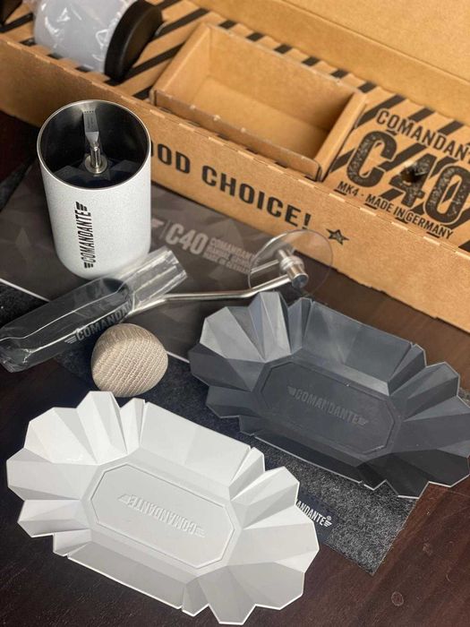 Młynek Comandante C40 MK4 Nitro-Blade - Snowy White Grinder Red Clix