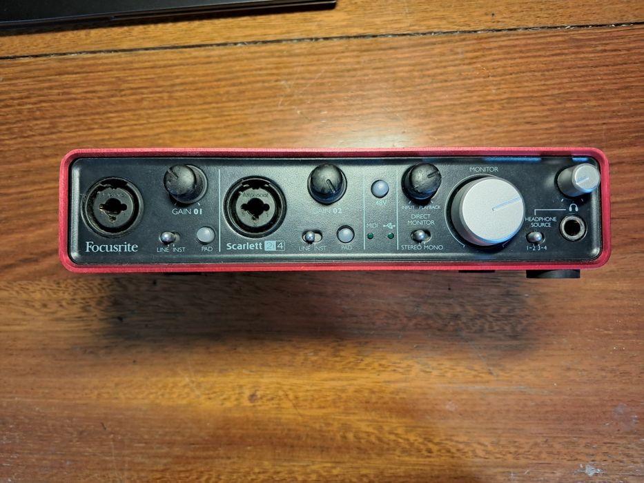 Focusrite 2i4 Interface Áudio USB