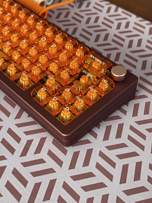 Персональна Естетика: Ексклюзивні Клавіатури для Вашого Робочого Столу