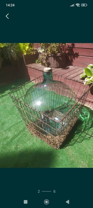 Wielka butla Min.50litrów, galon, Gąsior na wino z metalowym koszem.