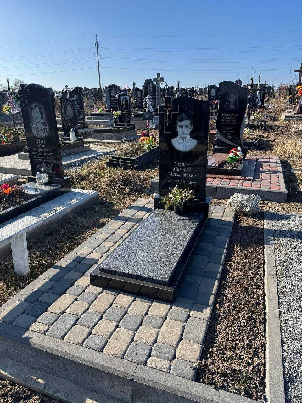 Бюджетні пам'ятники з НАТУРАЛЬНОГО ГРАНІТУ | Одинарні | Подвійні