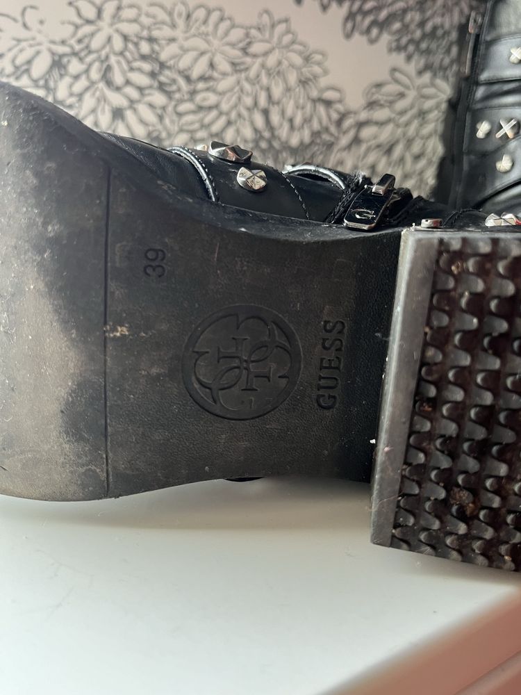Botki sztyblety Guess z ćwiekami na obcasie 39