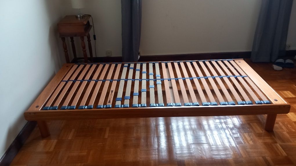 Cama Estrado de Madeira com Colchão