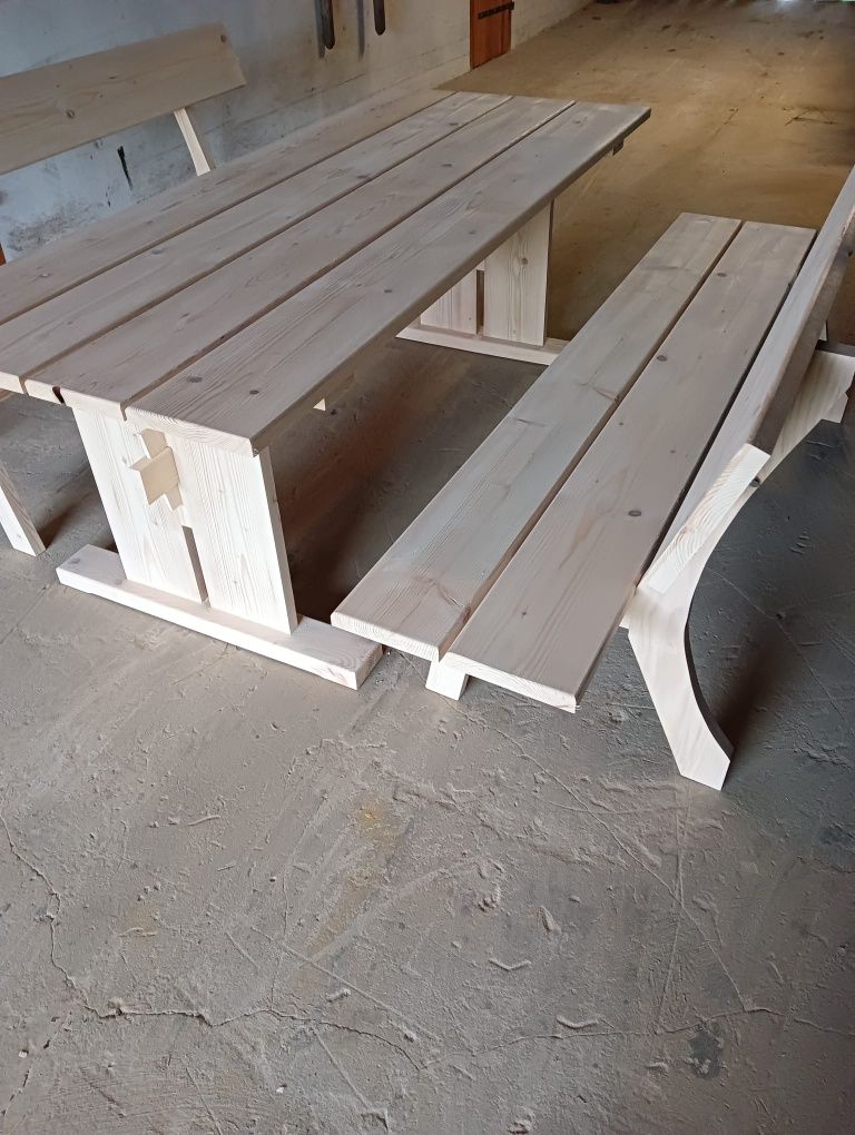 Stół, ławki - zestaw mebli ogrodowy