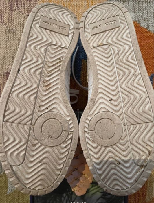 Sapatilha Adidas em pele