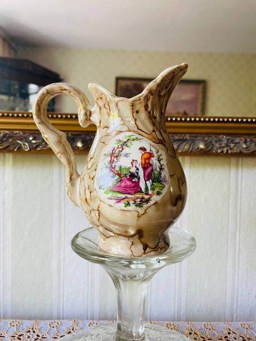 Кувшин декоративный.