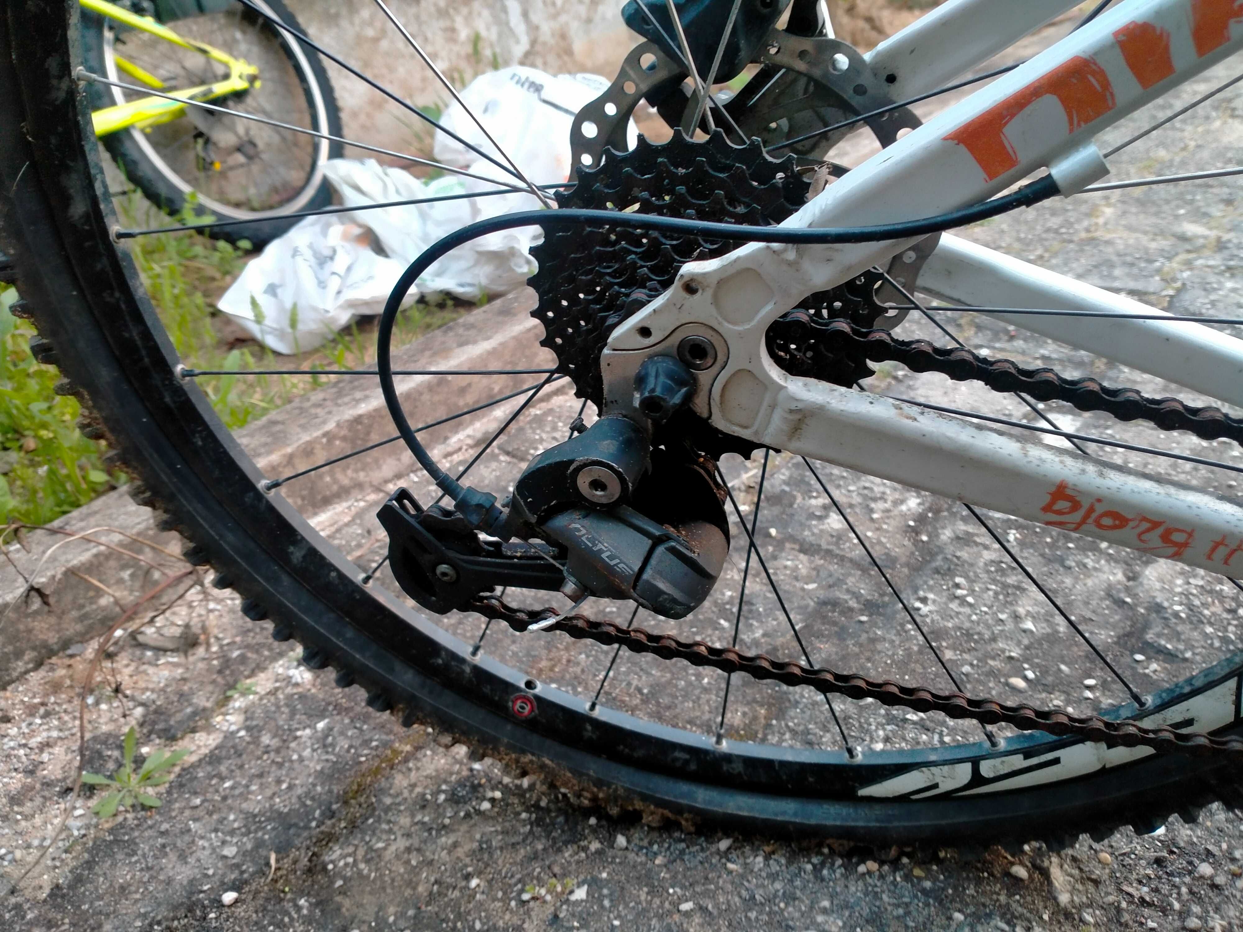 Quadro bicicleta (lê anuncio)