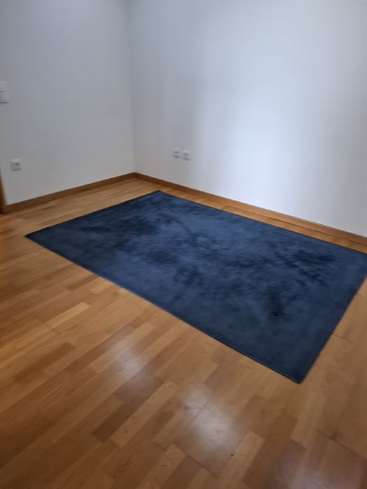 Carpete azul 160×260, pêlo médio, como nova.