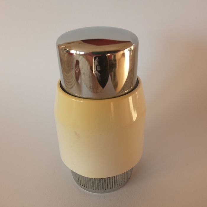 Grzejnik płaski Kermi wys. 60,5 x dł. 140,5 x gł. 6,6cm z termostatem