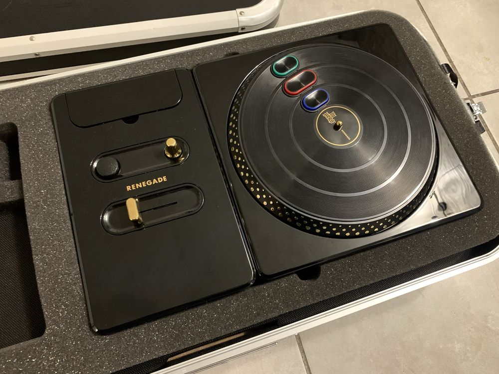 DJ Hero com mesa de mistura e mala - jogo ps3