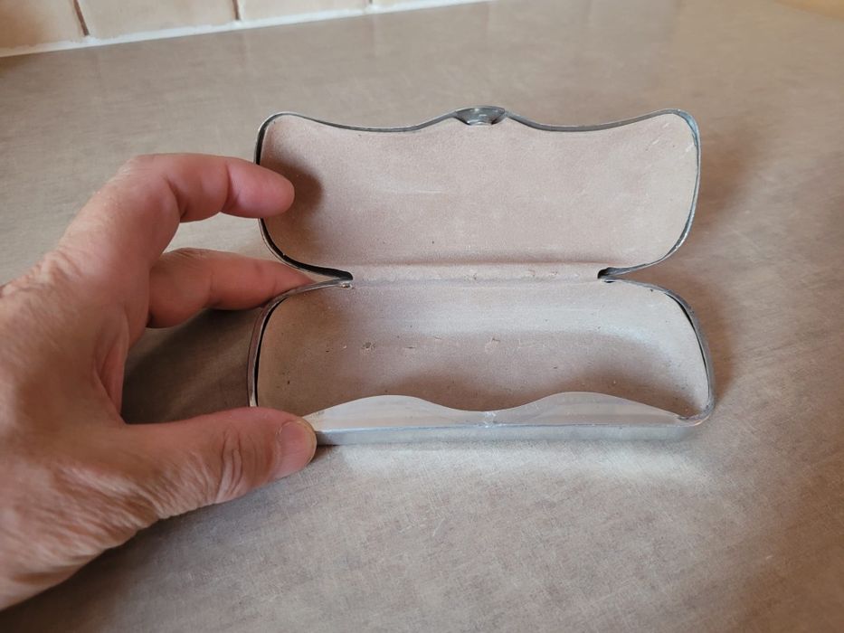 Metalowe etui na okulary Vintage