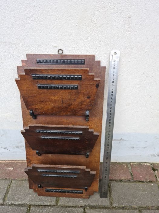 Gazetnik drewniany.