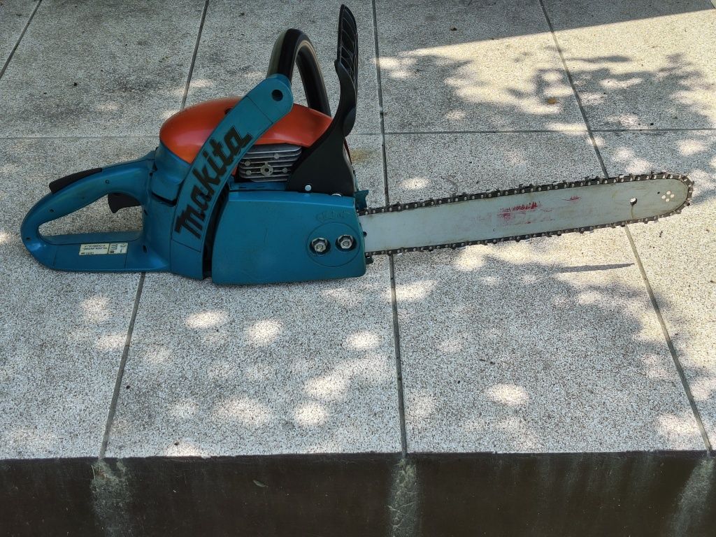 Продам бензопилу Makita DCS34