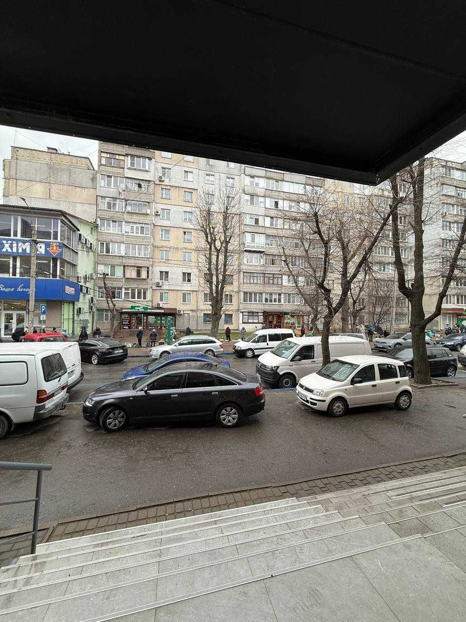 Максимально висока прохідність людей. Оренда. Фасад.