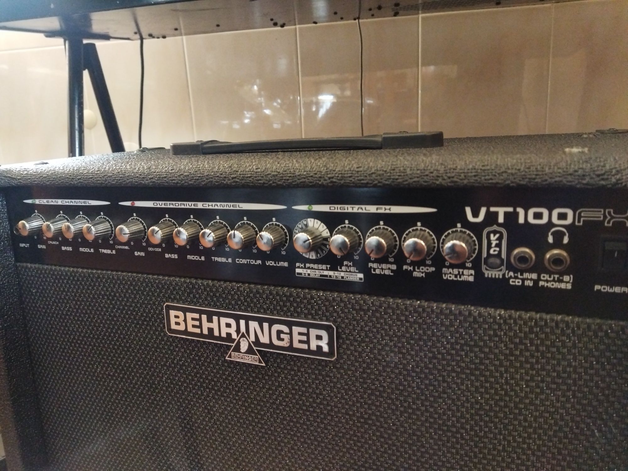 Amplificador guitarra Behringer VT100FX