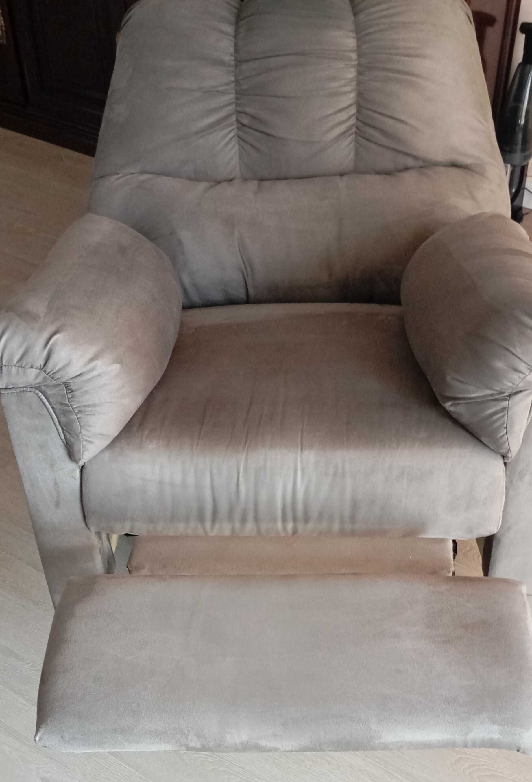 Poltronage reclinaveis com alguma funcao de balanco.