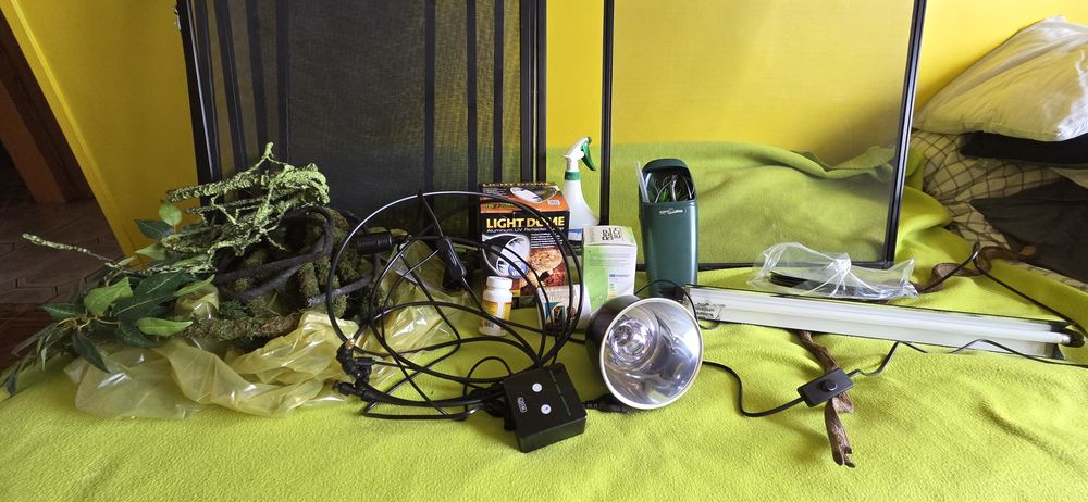 Terrarium  z akcesoriami,wodospadem,lampami itp