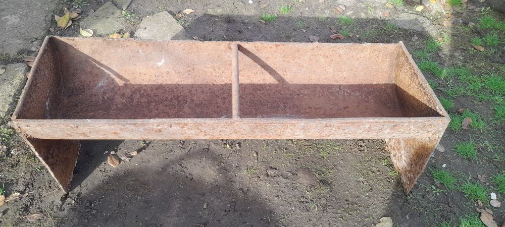 Корито для годівлі тварин.