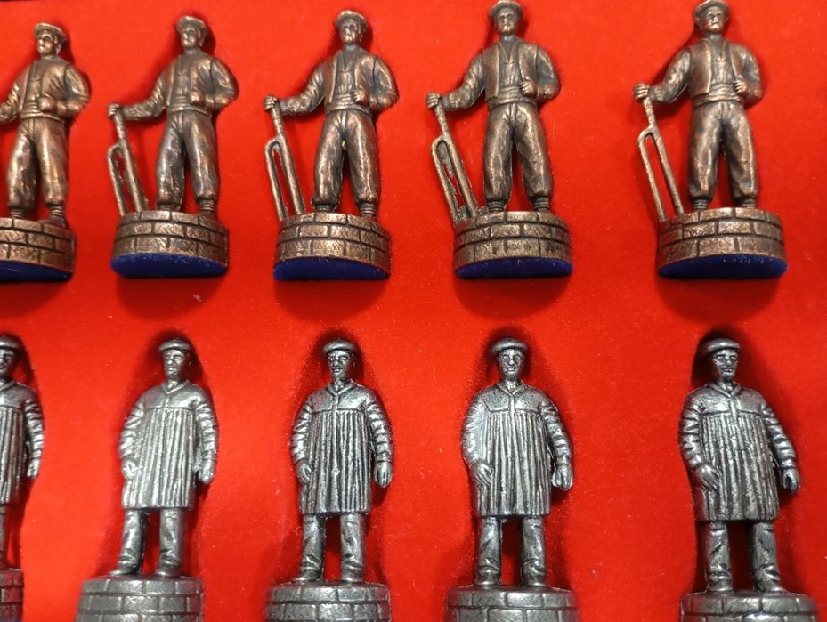 Tabuleiro de xadrez com peças em metal