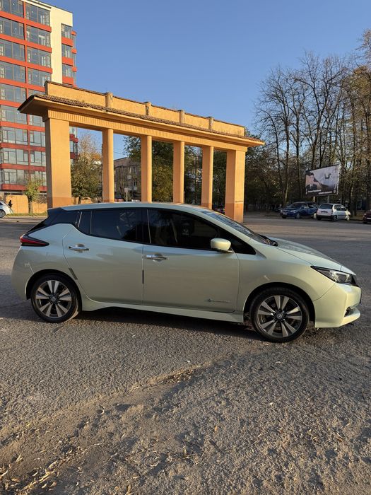 Nissan leaf 2018 р.