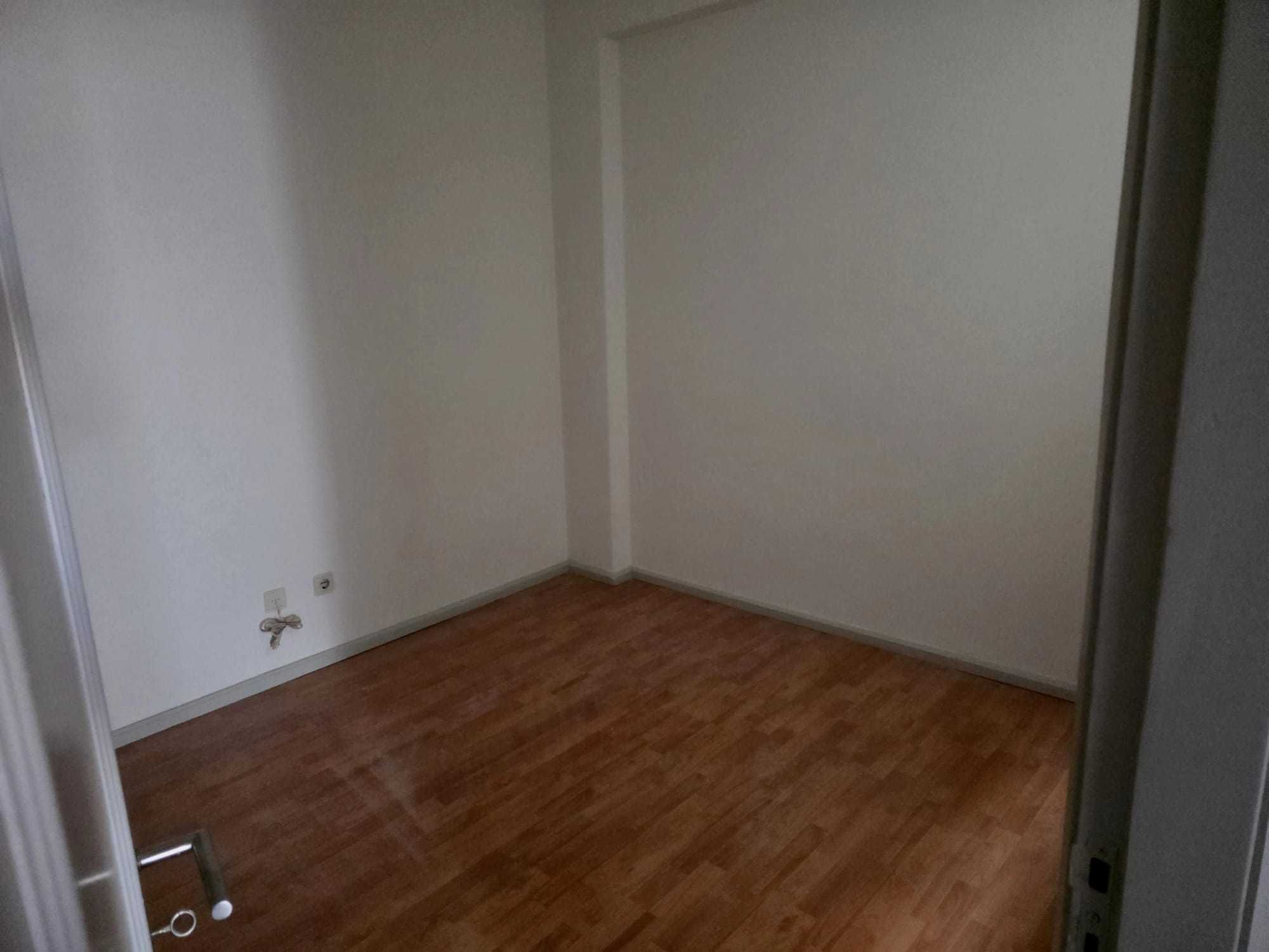 Apartamento T2 + 1 com sotão para Renovar no Centro