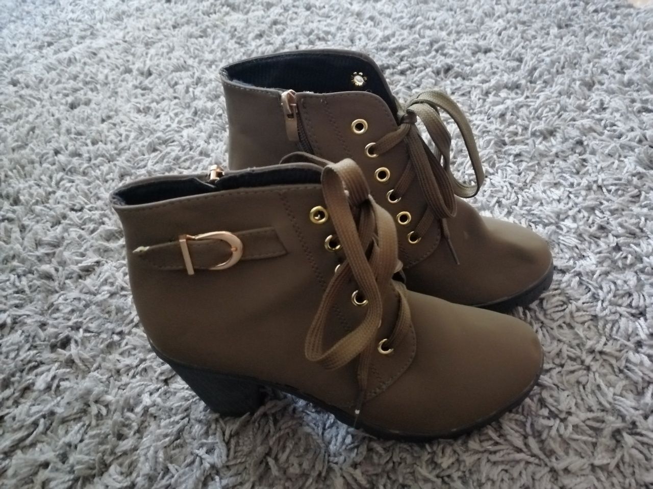 Botas com atacadores
