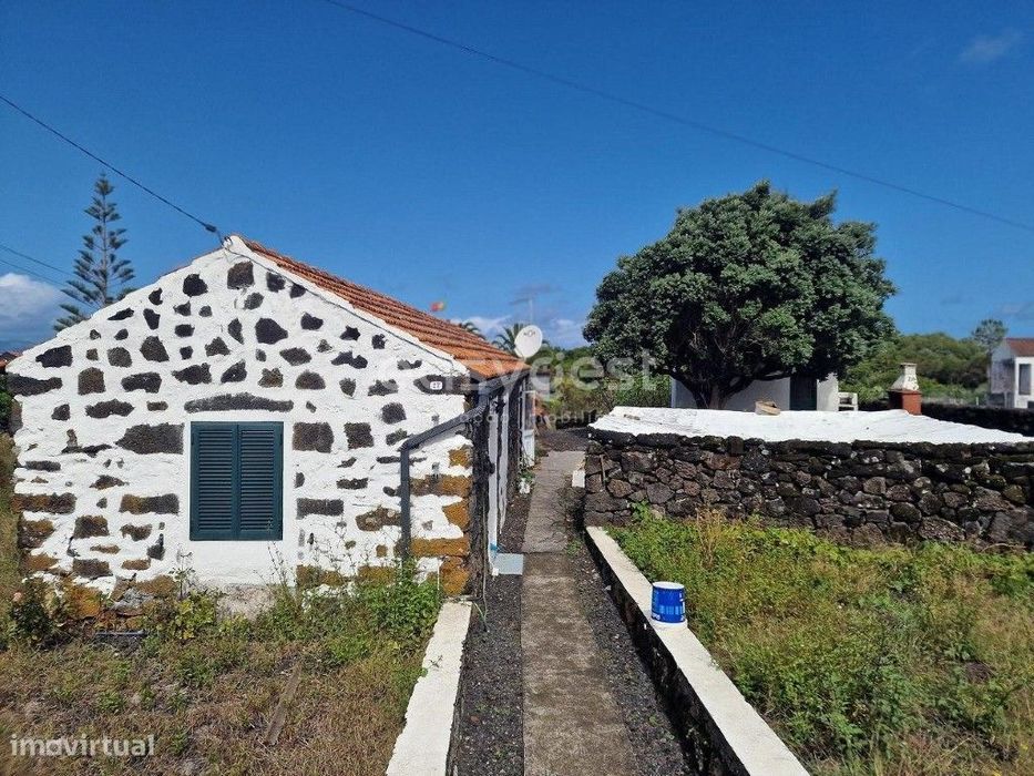 Moradia Antiga com Terreno Amplo em Bandeiras, Madalena, Pico