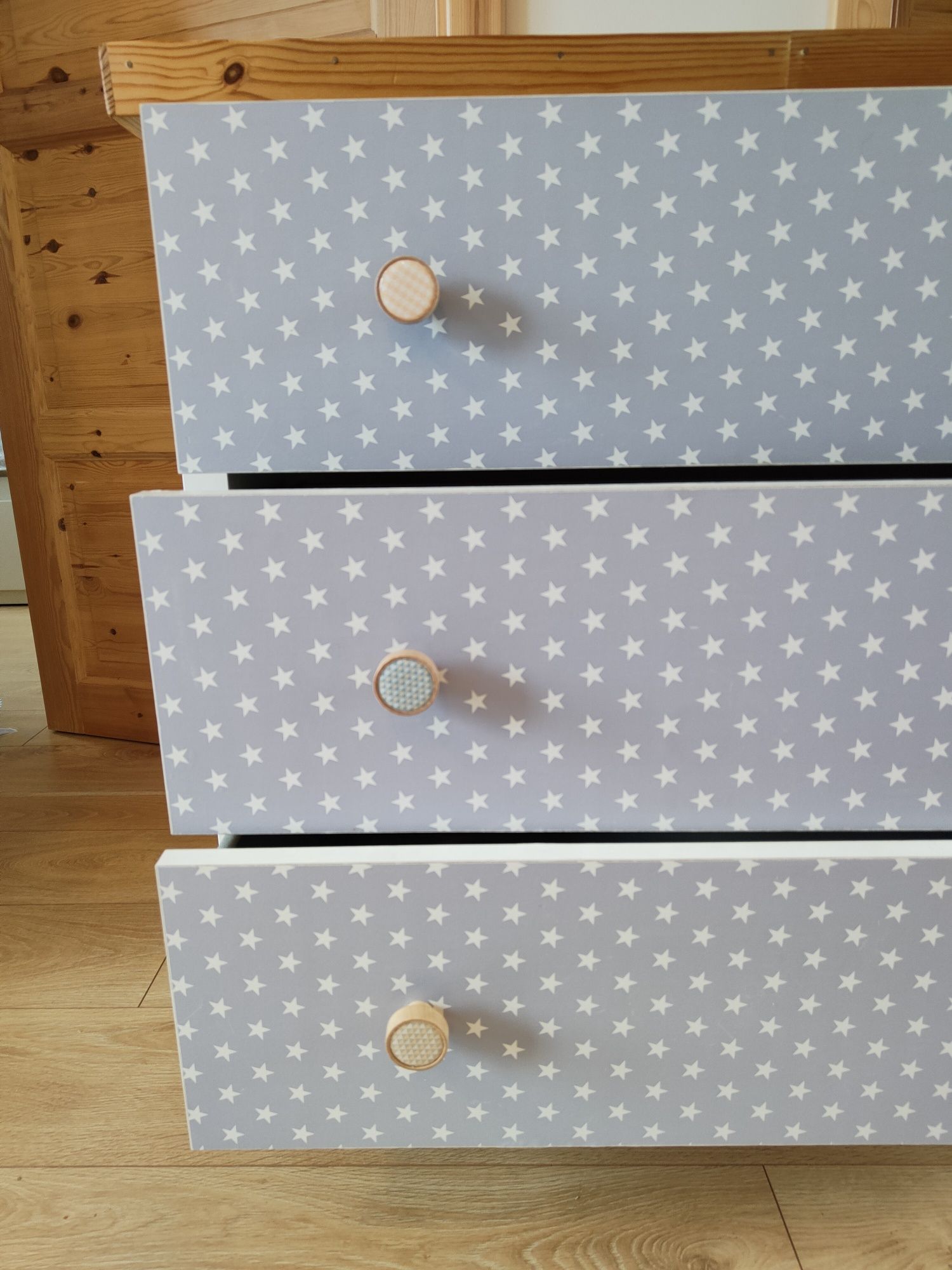 Komoda IKEA Koppang z drewnianą nadstawką – baza pod przewijak