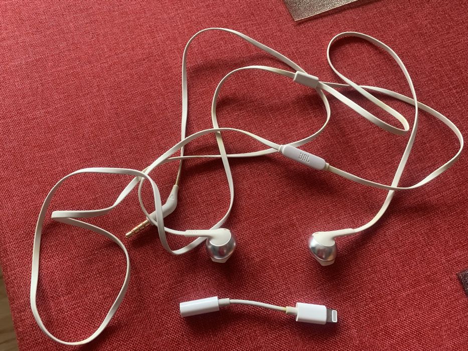 Zadbane słuchawki przewodowe douszne YBL