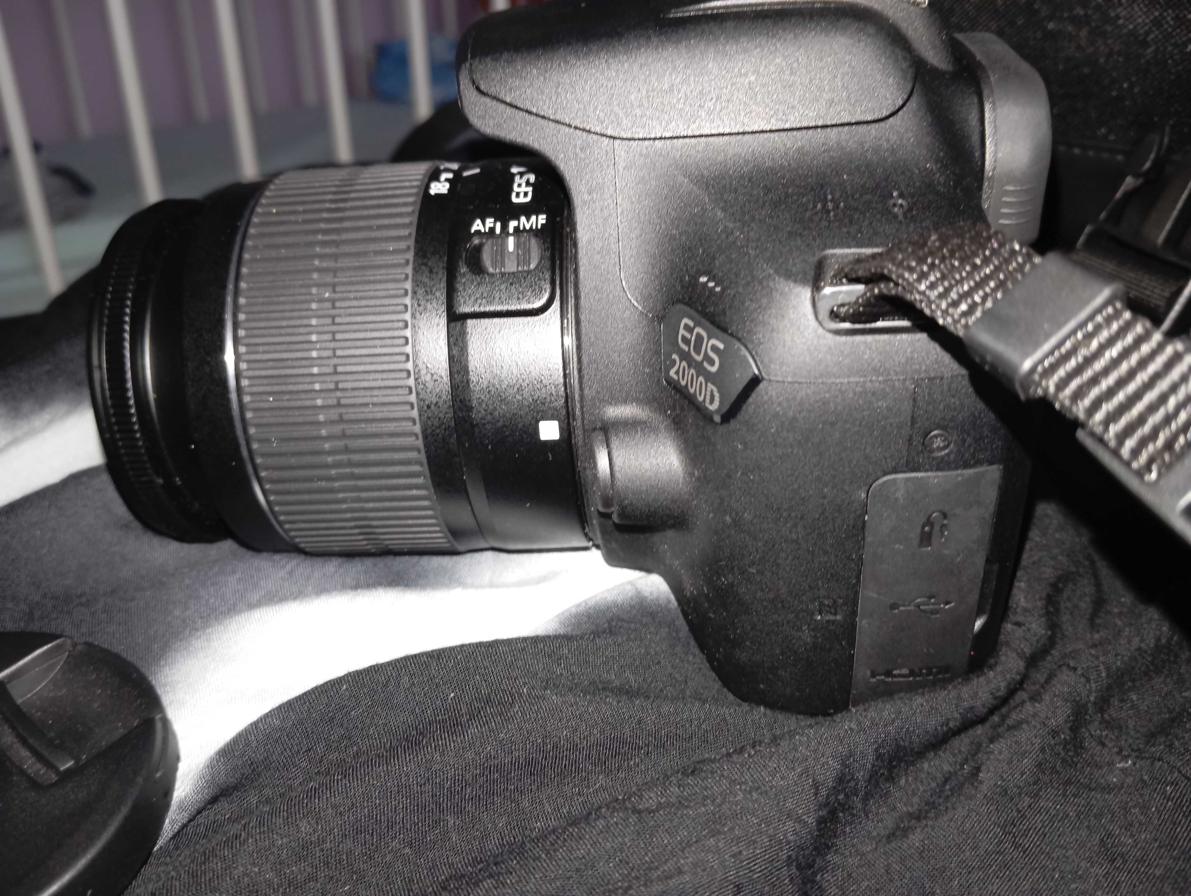 Máquina fotográfica Canon EOS 2000S