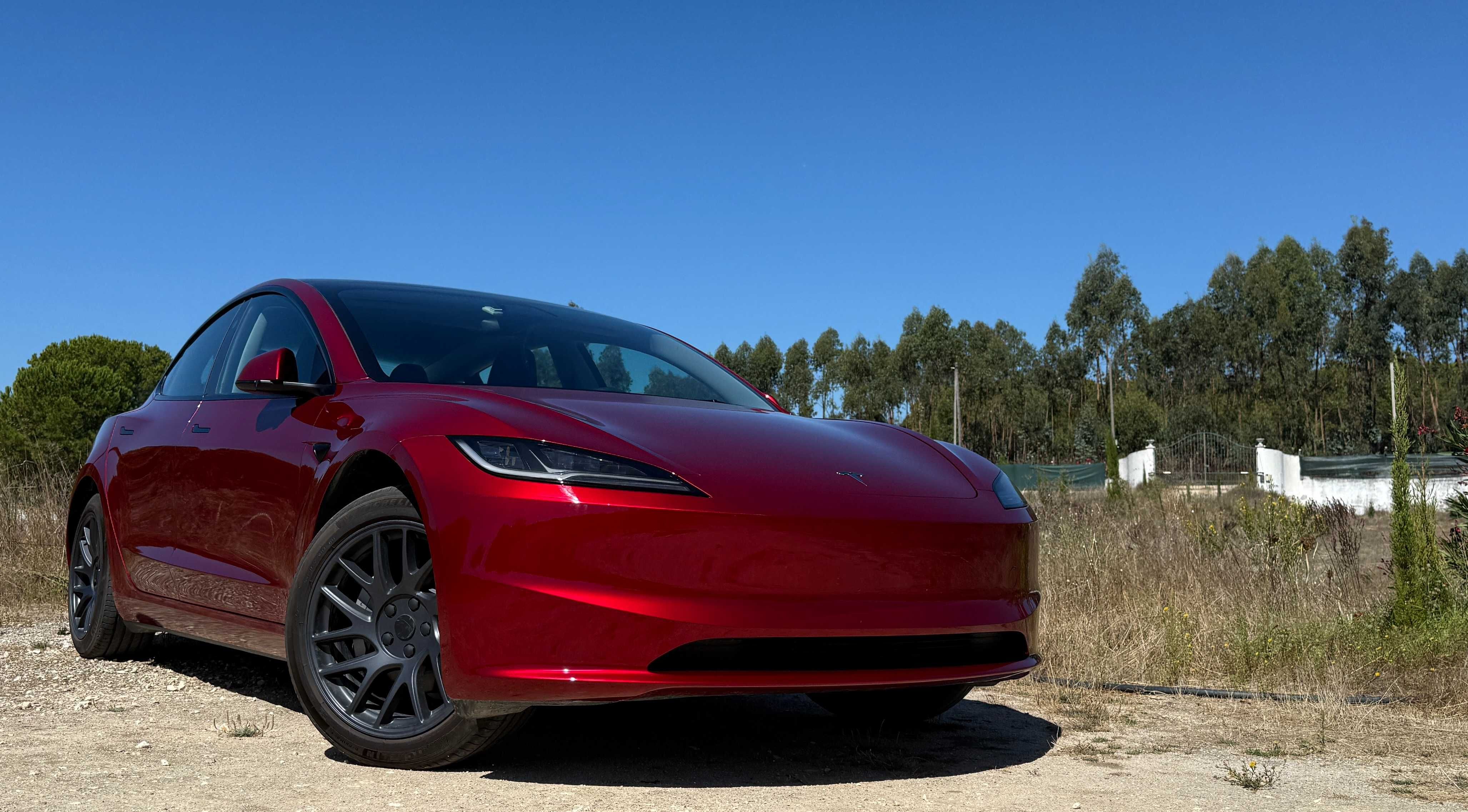 Tesla Model 3 vermelho com engate de reboque e 7.050 km