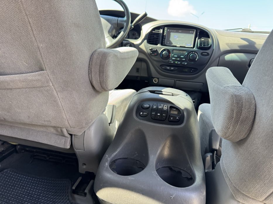 TOYOTA SEQUOIA  у відміному стані як зовні так і технічно.