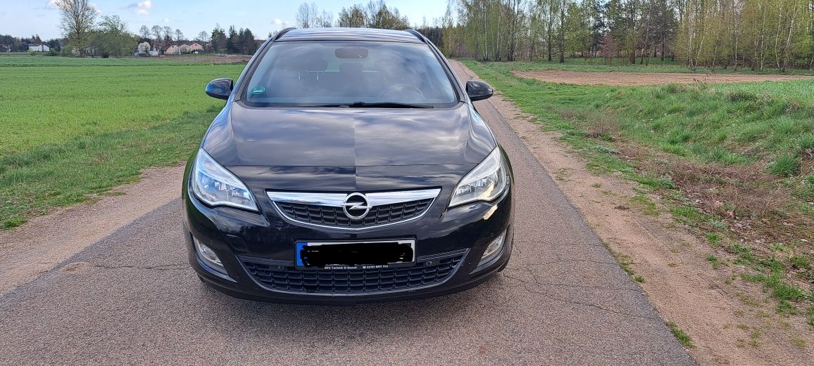 Opel Astra J Sports Tourer 1.4i Turbo 6 biegów Książka serwisowa